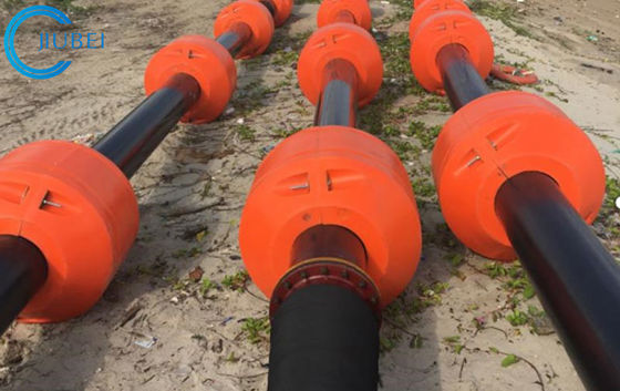 Linee di galleggiamento della boa dell'indicatore su acqua nell'oceano riempito di gomma piuma
